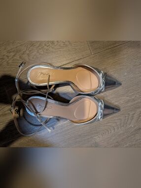 Jewel Badgley Mischka Women's Talasia Silver Kitten Heel